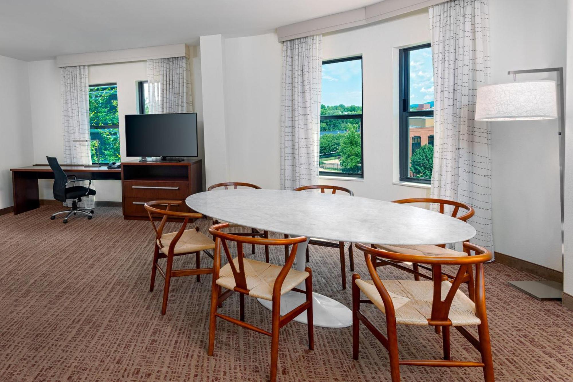 Hotel By Marriott Downtown 3*